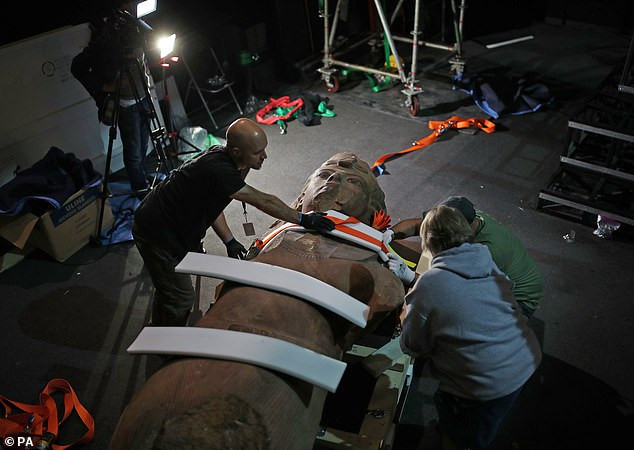 Với niên đại hàng ngàn năm tuổi, nhiều cổ vật trong mộ cổ Vua Tut bị hư hại ít nhiều.