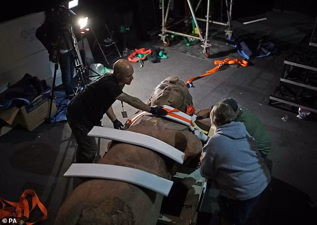 Với niên đại hàng ngàn năm tuổi, nhiều cổ vật trong mộ cổ Vua Tut bị hư hại ít nhiều.