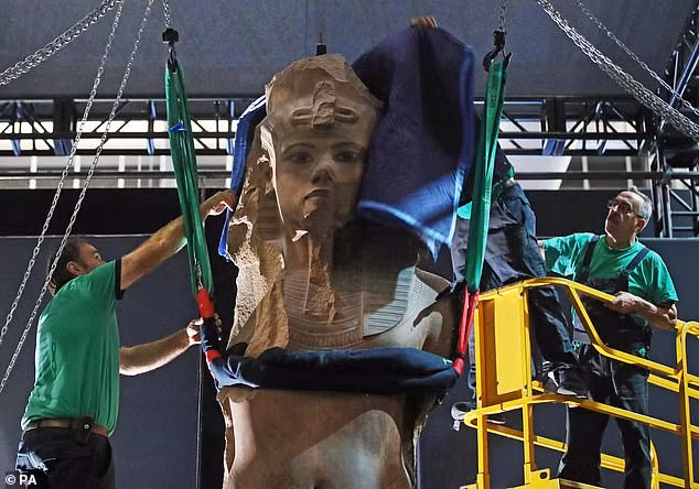 Bức tượng khổng lồ có từ thời Tutankhamun được các chuyên gia cẩn thận di chuyển đến địa điểm trưng bày.