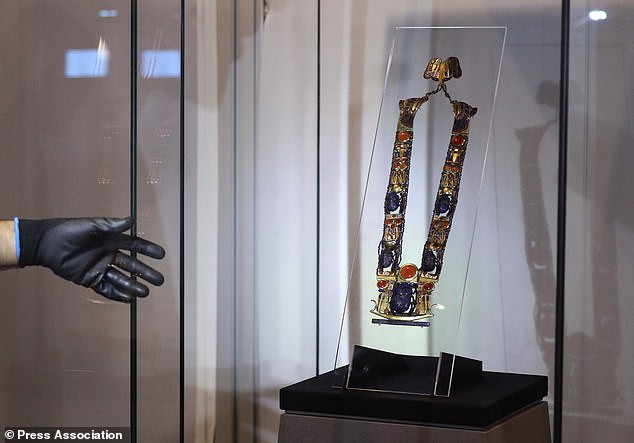 Cận cảnh một chuỗi pectoral dát vàng được chôn cùng pharaoh Tutankhamun.