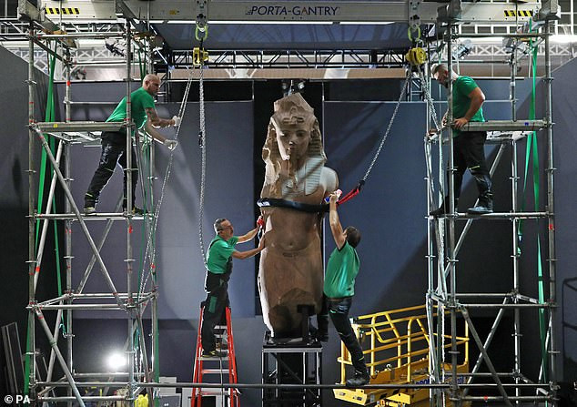 Do các cổ vật được tùy táng cùng pharaoh Tutankhamun có niên đại hàng ngàn năm tuổi nên các chuyên gia vô cùng tỉ mỉ, cẩn thận khi tiếp xúc và di chuyển chúng.