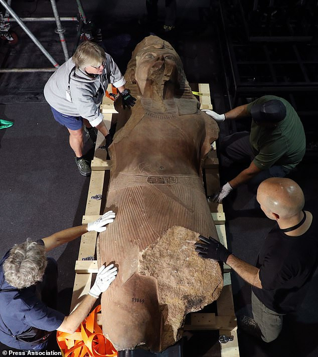 Pharaoh Tutankhamun hay còn gọi Vua Tut được xem là vị vua nổi tiếng nhất Ai Cập cổ đại. Các nhà khảo cổ tìm thấy hàng ngàn cổ vật giá trị trong mộ cổ Vua Tutankhamun. Số hiện vật này giúp giới chuyên gia giải mã những bí ẩn về cuộc sống và cái chết của ông hoàng Ai Cập.