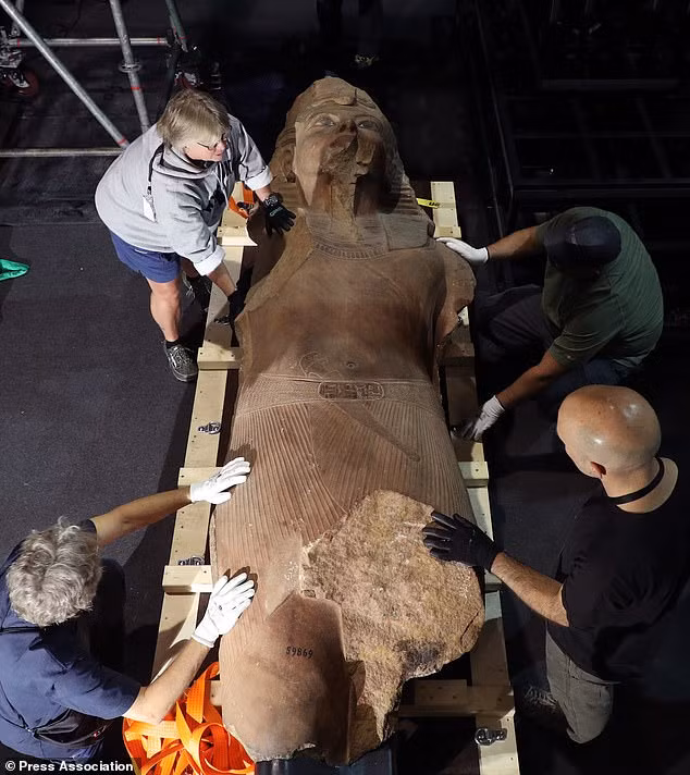 Pharaoh Tutankhamun hay còn gọi Vua Tut được xem là vị vua nổi tiếng nhất Ai Cập cổ đại. Các nhà khảo cổ tìm thấy hàng ngàn cổ vật giá trị trong mộ cổ Vua Tutankhamun. Số hiện vật này giúp giới chuyên gia giải mã những bí ẩn về cuộc sống và cái chết của ông hoàng Ai Cập.