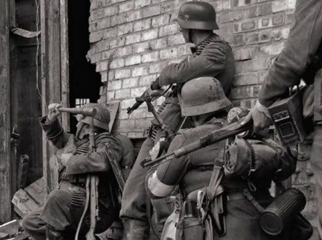 Binh sĩ phát xít Đức sử dụng nhiều vũ khí hạng nặng để công phá Stalingrad.