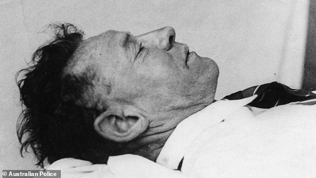 Neil Day mô tả người đàn ông nằm trên bãi biển bị gù lưng, mặc trang phục lịch sử với sơ mi trắng, cà vạt đỏ và đi đôi giày được đánh bóng loáng. Sau khi nhận được tin báo, giới chức trách nhanh chóng tới hiện trường và điều tra.