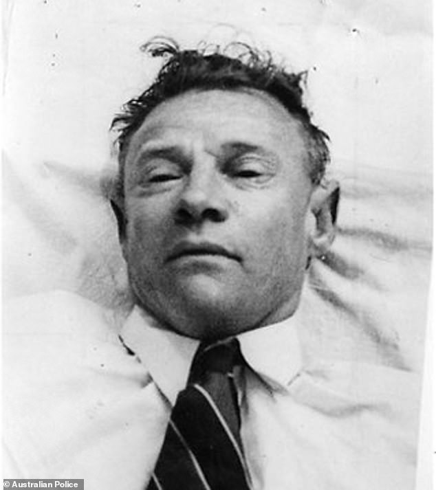 Sáng ngày 1/12/1948, Neil Day và một người bạn phát hiện thi thể một người đàn ông vô danh khi đi bộ tại bờ biển Somerton, phía nam thành phố Adelaide, Australia.