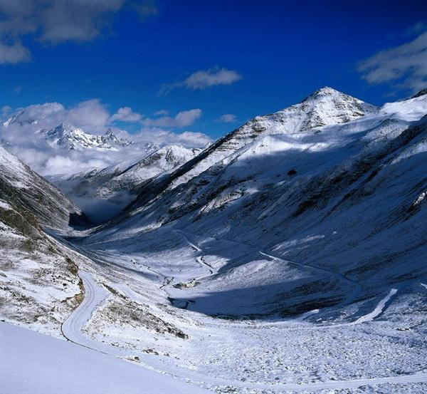 Trước sự nguy hiểm của nơi này đối với sự an toàn tính mạng của người dân, chính quyền địa phương cử người canh gác cấm người ra vào.