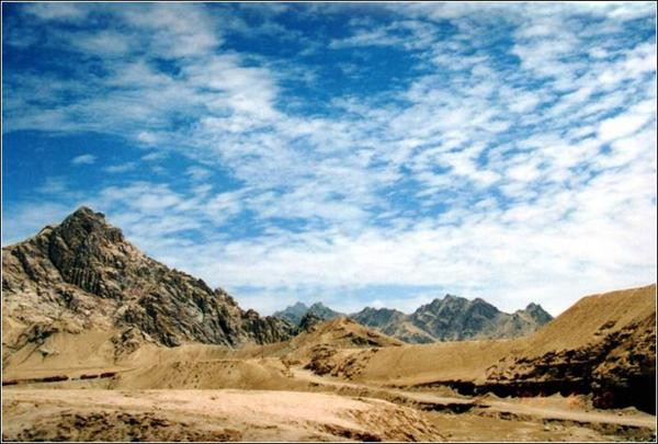 Theo nghiên cứu của các chuyên gia, thung lũng bên trong núi Côn Lôn có từ trường mạnh. Nếu đi vào khu vực này, cả người lẫn động vật đều có thể tử vong ngay lập tức và không bao giờ trở ra.