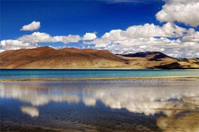 Theo người dân địa phương, một người chăn thả gia súc ở khu vực cách núi Côn Lôn không xa phát hiện vài con ngựa của mình đi và vào bên trong thung lũng.