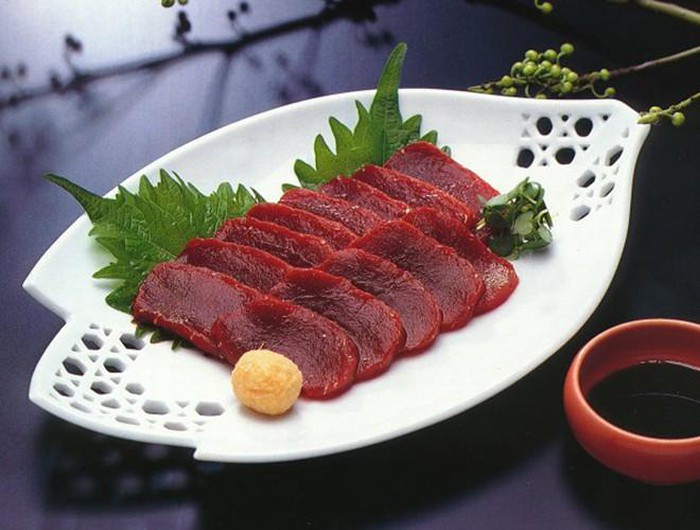 Một loại thức ăn kì lạ khác mà người Nhật rất ưa thích là thịt cá voi. Phần thịt bụng được dùng làm thịt nguội, phần đuôi cá có giá trị hơn làm sashimi hoặc tataki (lướt thịt qua lửa hoặc trên mặt chảo nóng khi đã được tẩm ướp gia vị). Bằng chứng khoa học từ Chương trình nghiên cứu cá voi cho thấy, cá voi được tiêu thụ trên toàn nước Nhật Bản, phổ biến nhất là một loại bánh mì kẹp (whaleburger) có nhân là thịt cá voi.