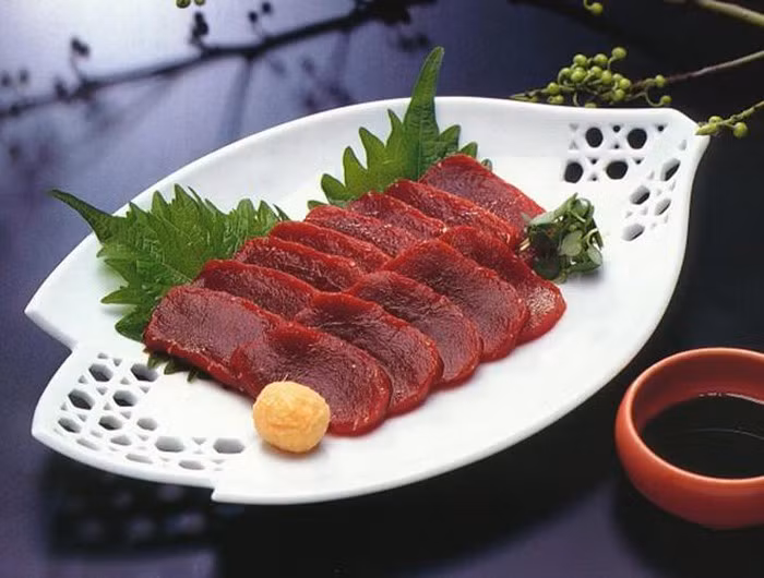 Một loại thức ăn kì lạ khác mà người Nhật rất ưa thích là thịt cá voi. Phần thịt bụng được dùng làm thịt nguội, phần đuôi cá có giá trị hơn làm sashimi hoặc tataki (lướt thịt qua lửa hoặc trên mặt chảo nóng khi đã được tẩm ướp gia vị). Bằng chứng khoa học từ Chương trình nghiên cứu cá voi cho thấy, cá voi được tiêu thụ trên toàn nước Nhật Bản, phổ biến nhất là một loại bánh mì kẹp (whaleburger) có nhân là thịt cá voi.