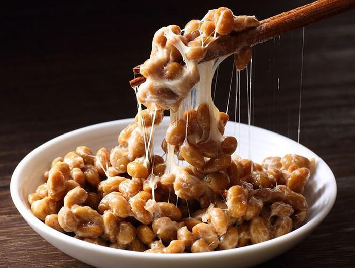 Natto là món ăn từ đậu nành lên men rất nổi tiếng ở Nhật Bản. Món ăn nổi tiếng này có mùi khá khó chịu, hương vị nồng và quánh. Natto được người Nhật dùng phổ biến trong các bữa sáng cùng với cơm trắng và canh miso. Thông thường, người ta đánh giá chất lượng natto qua độ dài của sợi nhớt. Nếu khi lấy đũa gắp một miếng lên khỏi chén mà sợi nhớt càng dài thì chứng tỏ natto càng ngon