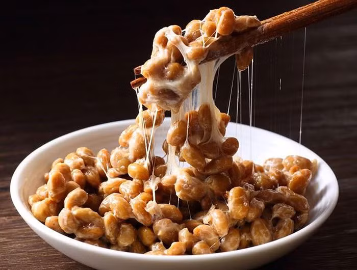 Natto là món ăn từ đậu nành lên men rất nổi tiếng ở Nhật Bản. Món ăn nổi tiếng này có mùi khá khó chịu, hương vị nồng và quánh. Natto được người Nhật dùng phổ biến trong các bữa sáng cùng với cơm trắng và canh miso. Thông thường, người ta đánh giá chất lượng natto qua độ dài của sợi nhớt. Nếu khi lấy đũa gắp một miếng lên khỏi chén mà sợi nhớt càng dài thì chứng tỏ natto càng ngon