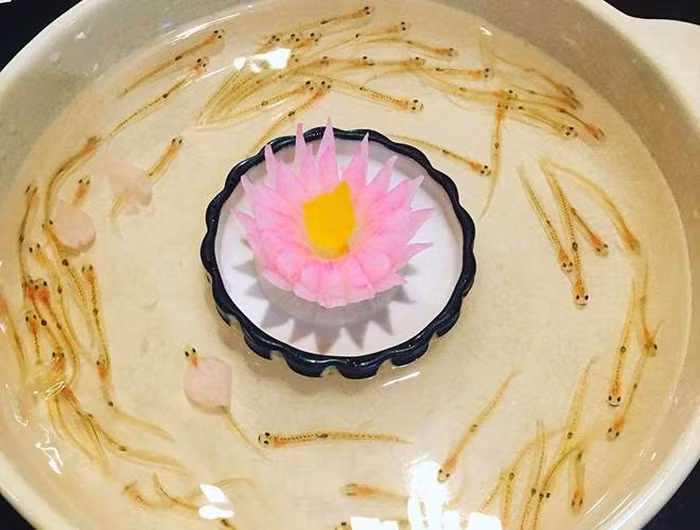 Shirouo no Odorigui là tên gọi của những con cá non trong suốt. Điều thú vị của món ăn này là khi ăn, những con cá sẽ ngọ nguậy trong miệng của bạn. Thường thì cá được bỏ vào một cốc chứa giấm và trứng. Thực khách sẽ thưởng thức món ăn độc đáo này bằng cách uống cả hỗn hợp. Đặc biệt với sự xuất hiện của giấm, cá bị xót nên liên tục "nhảy múa" mạnh hơn bình thường.