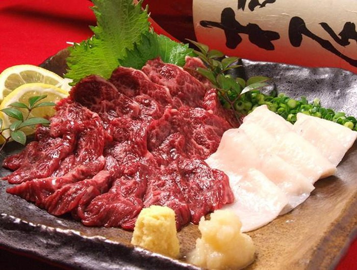 Basashi hay món thịt ngựa sống là đặc sản của vùng Kumamoto, thuộc đảo Kyushu, Nhật Bản. Tại đây, người ta thường thái thịt ngựa thành những lát mỏng và ăn sống. Hương vị giống món sushi và thường ăn cùng tương shoyu, tỏi, gừng, wasabi và hành. Nếu bạn lo lắng về vi khuẩn hay các sinh vật kí sinh thì phần thịt ngựa đã được bảo quản ở nhiệt độ -20 độ C trong 48 tiếng trước khi đem ra ăn. Thịt ngựa giàu protein, sắt, kẽm và ít chất béo nên được đánh giá tốt hơn so với thịt bò và lợn.