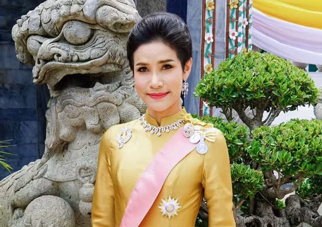 Trên thực tế, Hoàng quý phi Sineenat không phải là người vợ đầu tiên và duy nhất bị Quốc vương Rama X trừng phạt theo hình thức này.