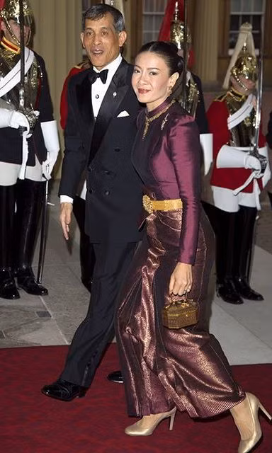 Tháng 11/2014, Hoàng Thái tử Vajiralongkorn bất ngờ gửi thư lên Bộ Nội vụ Thái Lan đề nghị tước tên hoàng gia Akharaphongpreecha từng ban cho bà Srirasmi với cáo buộc 7 người thân của bà phạm tội tham nhũng. Vì vậy, bà Srirasmi phải từ bỏ các tước hiệu hoàng gia, chấp nhận ly hôn và nhận được một khoản tiền là 200 triệu baht (5,5 triệu USD).