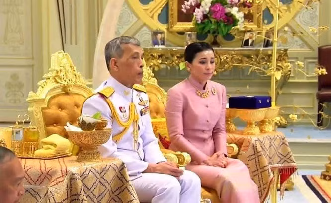 Bà Sineenat được Quốc vương Thái Lan phong làm Hoàng quý phi ngay sau khi ông kết hôn với cựu chỉ huy lực lượng cận vệ Suthida Tidjai (trong ảnh) và phong bà làm Hoàng hậu chỉ vài ngày trước khi ông làm lễ đăng quang hồi tháng 5/2019.