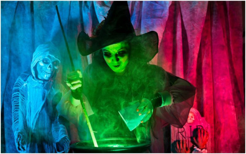 Trong thời gian từ năm 1638 - 1725, 78% trong số 344 phù thủy bị đưa ra xét xử ở New England là phụ nữ.