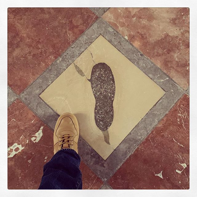 Đổi lại, ác quỷ yêu cầu kiến trúc sư trưởng không xây bất kỳ cửa sổ nào cho ánh sáng lọt vào nhà thờ.