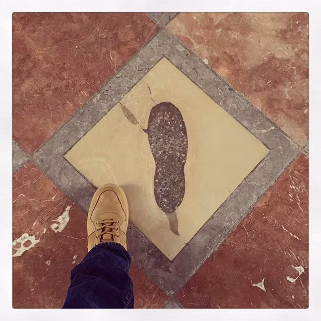 Đổi lại, ác quỷ yêu cầu kiến trúc sư trưởng không xây bất kỳ cửa sổ nào cho ánh sáng lọt vào nhà thờ.