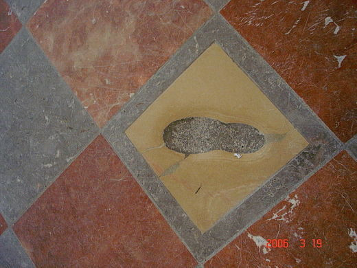 Dấu chân bí ẩn này nằm ở gần lối ra vào của nhà thờ và được cho là của quỷ bởi hình dáng kỳ quái, khác với con người.