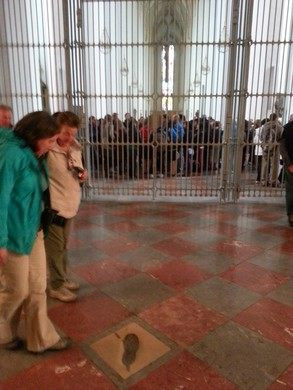 Sau khi nhà thờ "Die Frauenkirche" hoàn thành, quỷ dữ đến kiểm tra và phát hiện vẫn có một số cửa sổ được xây dựng. Tức giận khi biết kiến trúc sư không làm như giao ước, con quỷ dẫm chân mạnh lên sàn nhà thờ và để lại dấu chân còn đến ngày nay.