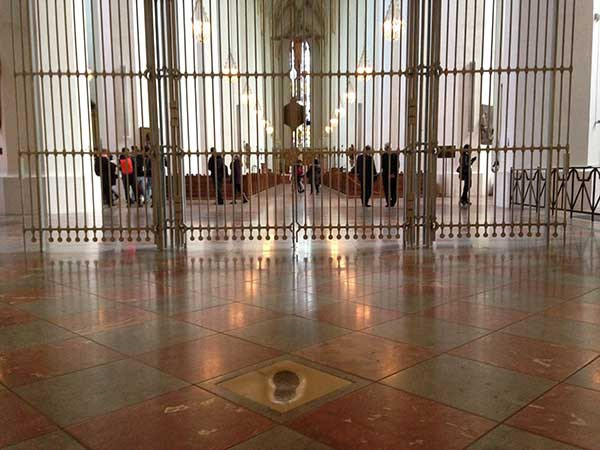 Trong thời gian qua, người ta tìm thấy một số dấu chân bị đồn của ác quỷ. Trong số này, nổi tiếng là dấu chân bí ẩn ở nhà thờ "Die Frauenkirche" - Đức mẹ kính yêu tại thành phố Munich, Đức.