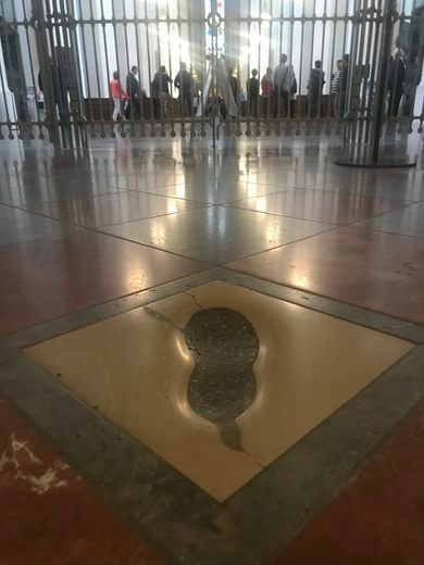 Theo truyền thuyết, quá trình xây dựng nhà thờ "Die Frauenkirche" gặp một số vấn đề về kinh phí. Do vậy, để có thể hoàn thành công trình tôn giáo này, kiến trúc sư trưởng phụ trách xây dựng nhà thờ đã thỏa hiệp với ác quỷ.