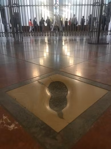 Theo truyền thuyết, quá trình xây dựng nhà thờ "Die Frauenkirche" gặp một số vấn đề về kinh phí. Do vậy, để có thể hoàn thành công trình tôn giáo này, kiến trúc sư trưởng phụ trách xây dựng nhà thờ đã thỏa hiệp với ác quỷ.