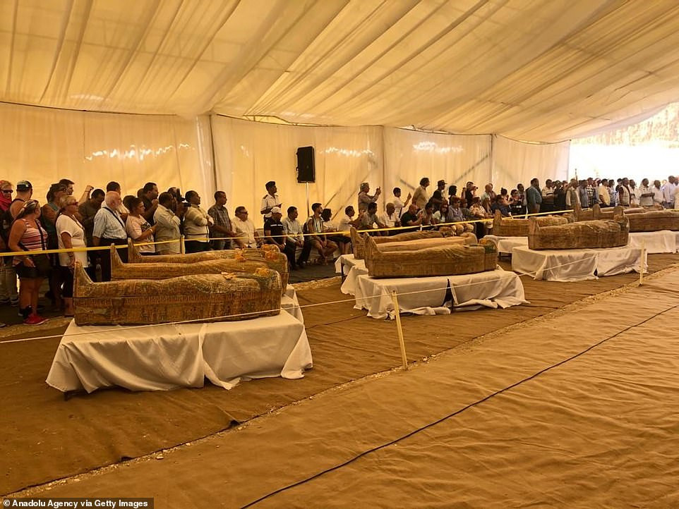 Các chuyên gia suy đoán những người được đặt trong quan tài đến từ tầng lớp trung lưu.