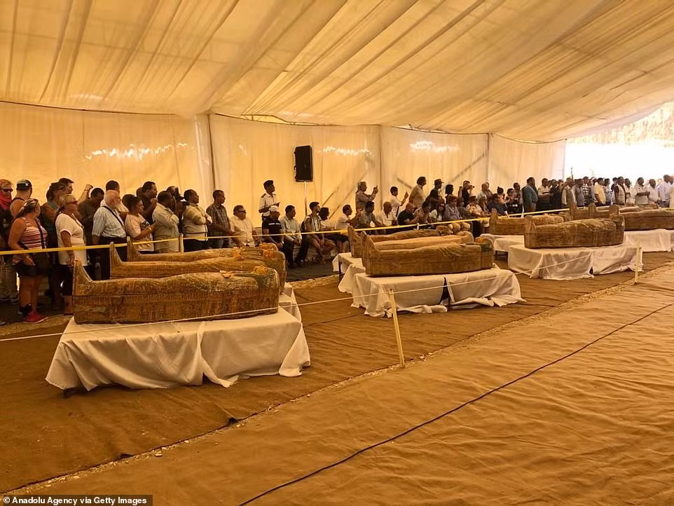 Các chuyên gia suy đoán những người được đặt trong quan tài đến từ tầng lớp trung lưu.