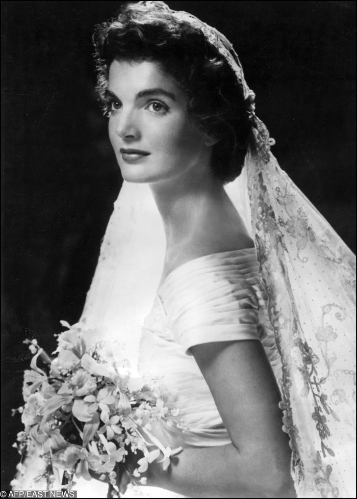 Không chỉ váy cưới, Đệ nhất phu nhân Jacqueline còn không hài lòng với buổi hôn lễ. Trên thực tế, Đệ nhất phu nhân Jacqueline muốn tổ chức lễ cưới chỉ với những người thân yêu nhất. Thế nhưng, đến cuối cùng, hôn lễ được tổ chức thành một sự kiện lớn với rất nhiều quan khách tham gia.