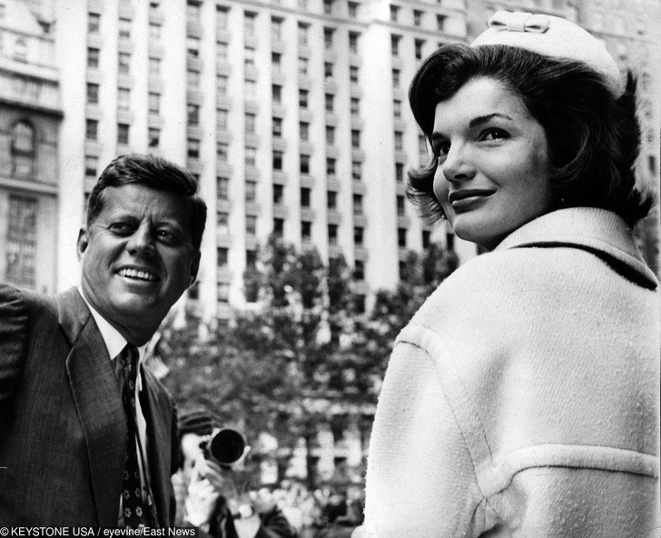 Jacqueline Bouvier suýt không trở thành Đệ nhất phu nhân Jacqueline Kennedy. Nguyên do là vì trước khi yêu và cưới Tổng thống Mỹ John F. Kennedy, Jacqueline từng đính hôn với nhà môi giới chứng khoán New York John Hust vào tháng 1/1952.