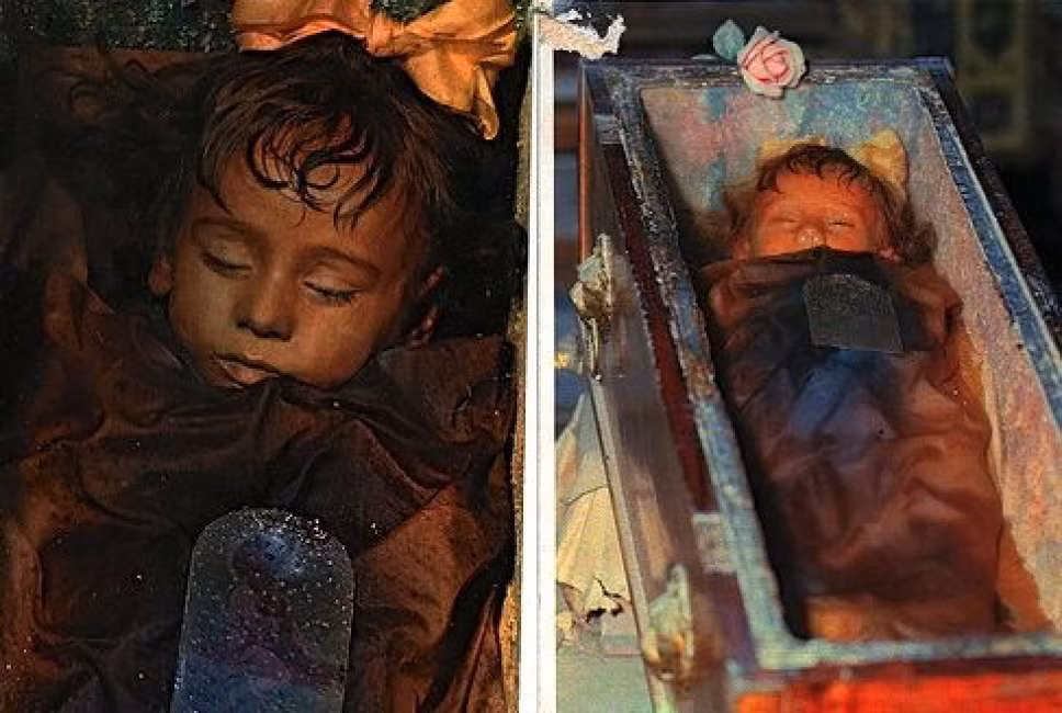 Một quan điểm khác nhận định xác ướp của Lombardo khẽ đóng mở mắt thực chất chỉ là một ảo ảnh quang học. Hiện tượng kỳ lạ này xảy ra khi ánh sáng mặt trời chiếu rọi qua cửa sổ và chiếu tới quan tài chứa thi hài bé gái 2 tuổi dưới một góc nhất định.