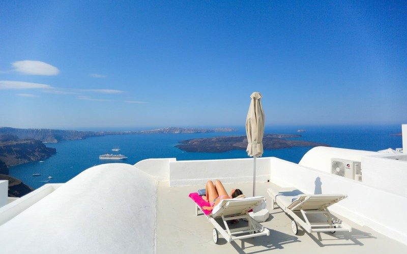 Tắm nắng và tận hưởng cảnh đẹp nhìn từ ban công của phòng khách sạn.