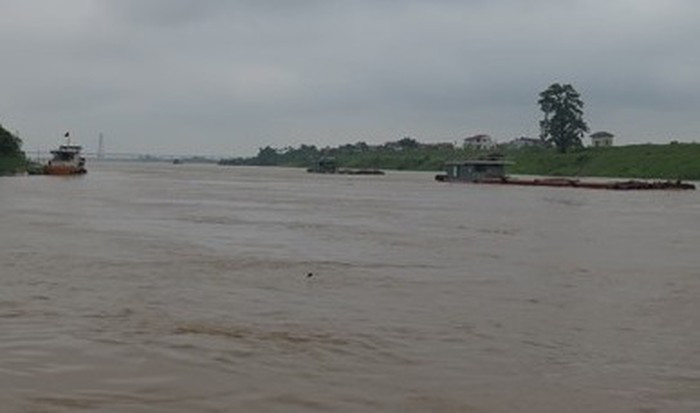 Nguồn nước sạch cho sinh hoạt được khai thác từ sông Đuống cung cấp cho một số quận nội thành, khu vực trung tâm của Hà Nội. Video: Ống ngầm xuyên sông Đuống đưa nước sạch về Thủ đô (nguồn: VTC1)