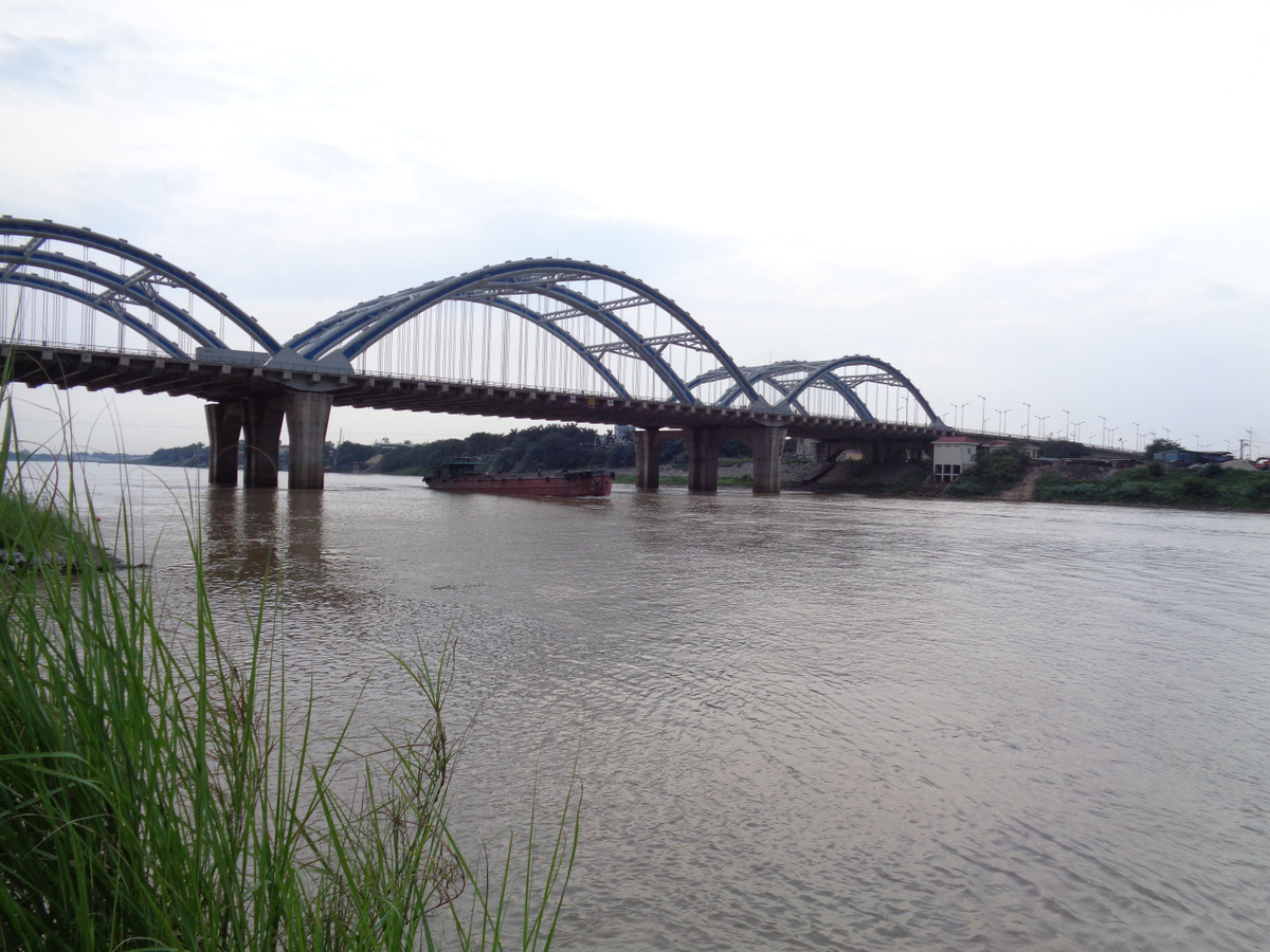 Trong bài thơ này, dòng sông Đuống hiện lên một cách thơ mộng, gắn liền với ký ức tuổi thơ của bao thế hệ người Việt.