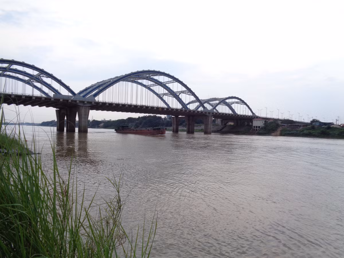 Trong bài thơ này, dòng sông Đuống hiện lên một cách thơ mộng, gắn liền với ký ức tuổi thơ của bao thế hệ người Việt.