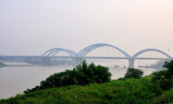 Trong suốt hàng trăm năm, dòng sông Đuống kỳ vĩ vừa là đường giao thông đường thủy vừa là nguồn cung cấp nước cho hoạt động sản xuất nông nghiệp, thủy lợi.