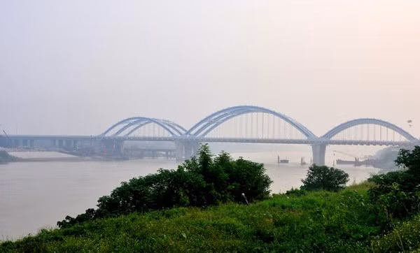 Trong suốt hàng trăm năm, dòng sông Đuống kỳ vĩ vừa là đường giao thông đường thủy vừa là nguồn cung cấp nước cho hoạt động sản xuất nông nghiệp, thủy lợi.