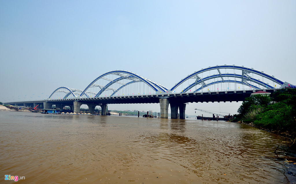 Là một trong những dòng sông nổi tiếng nhất Việt Nam, sông Đuống còn có tên gọi khác là sông Thiên Đức với chiều dài 68 km, nối sông Hồng với sông Thái Bình.