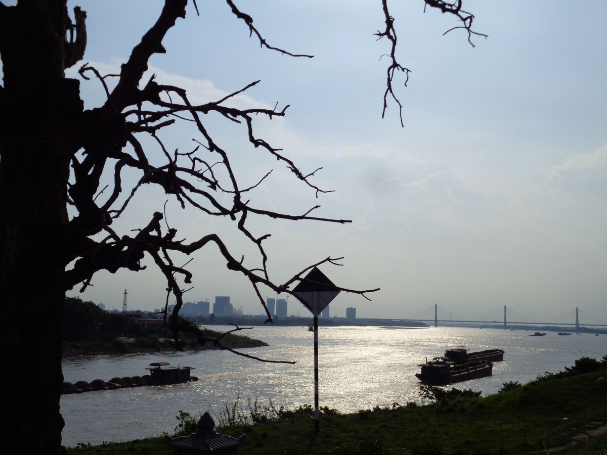 Nhờ vậy, kinh tế ở những làng xã dọc sông Đuống phát triển. Người dân có cuộc sống ấm no, hạnh phúc.