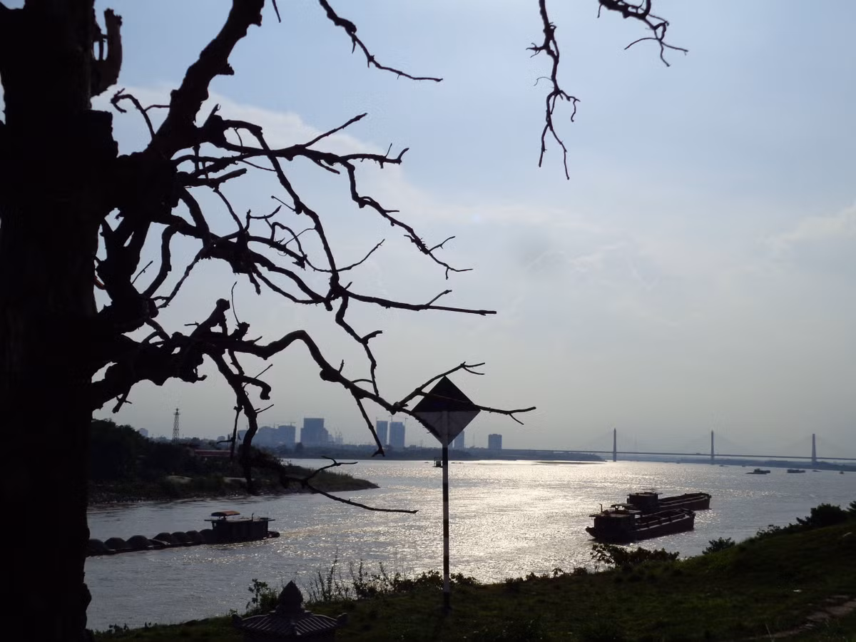 Nhờ vậy, kinh tế ở những làng xã dọc sông Đuống phát triển. Người dân có cuộc sống ấm no, hạnh phúc.