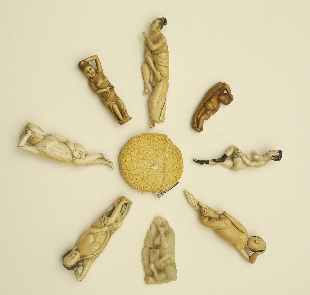 Nữ bệnh nhân sẽ ngồi ở phía sau bức rèm trong khi thầy lang ngồi ở phía ngoài.