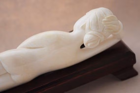 Búp bê y học của Trung Quốc có chiều dài từ 7 - 15 cm, mang hình dáng một phụ nữ nằm nghiêng, thường khỏa thân, tay đeo vòng và đôi khi cầm quạt.