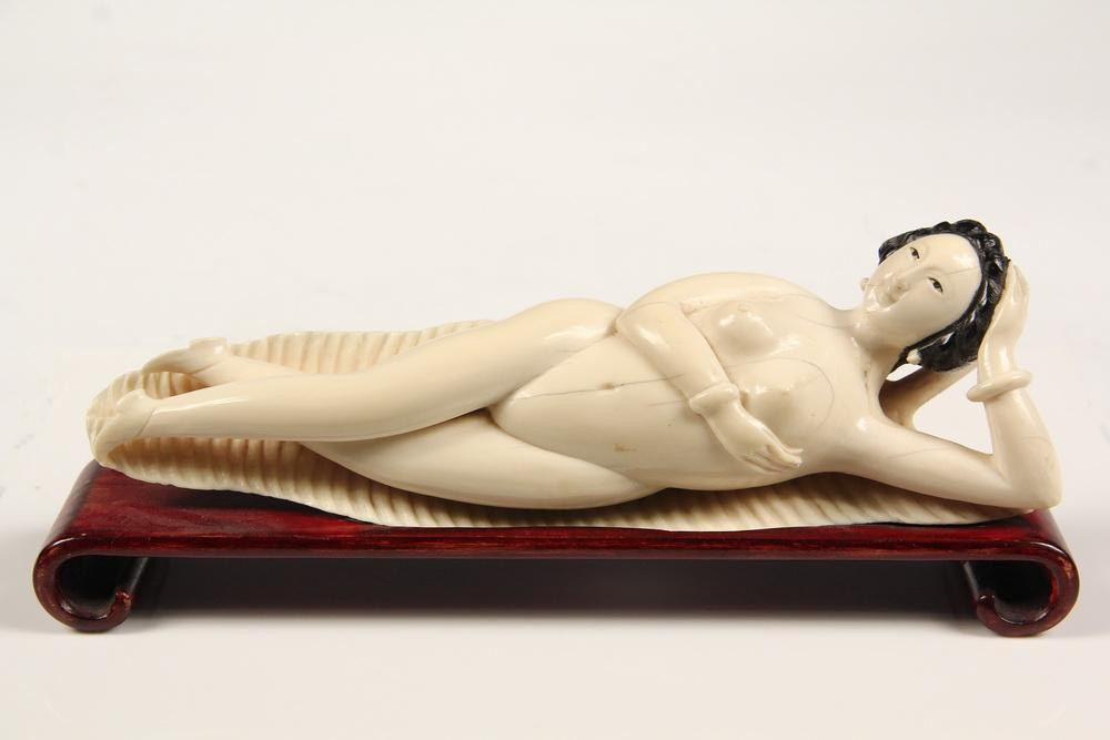 Búp bê cho phụ nữ trưởng thành có tóc búi cao trong khi búp bê cho bé gái có bím tóc hoặc tóc đuôi ngựa. Điểm chung của các búp bê dành cho phụ nữ là đôi chân gót sen 3 tấc - tục lệ bó chân đau đớn của phụ nữ Trung Quốc thời phong kiến.