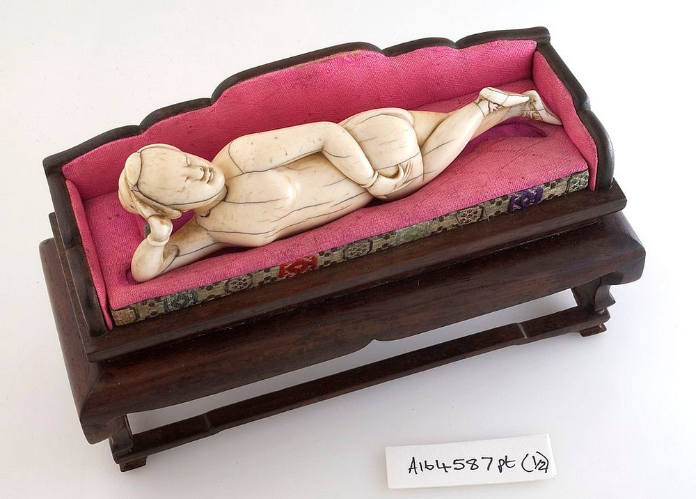 Vào thời phong kiến, trinh tiết của phụ nữ được đặc biệt coi trọng. Theo đó, việc khám và chữa bệnh cho phụ nữ được thầy lang thực hiện bằng cách sử dụng búp bê y học.