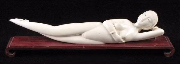 Những con búp bê thường được chạm khắc từ ngà voi. Thỉnh thoảng, chúng được làm từ ngọc bích, hổ phách, đồng hay gỗ.