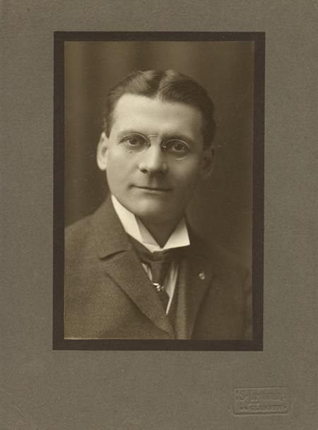 Trong buổi biểu diễn ảo thuật của Lafayette Vĩ đại diễn ra vào ngày 9/5/1911 ở Edinburgh, Scotland, một chiếc đèn lồng trên sân khấu đột nhiên bốc cháy và lan ra xung quanh.